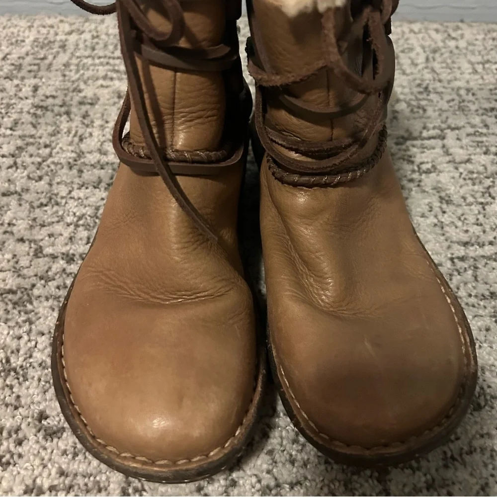 Ugg Brown & White Fleece Lined Caspia Lace Ankle Winter Boots Size 5